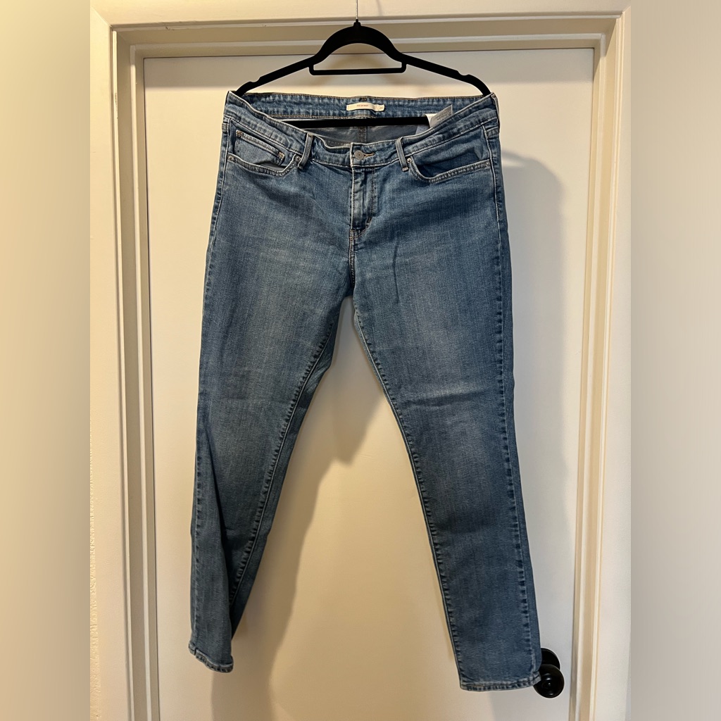 Womens Levis 711